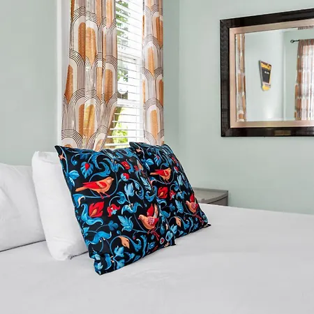 Holiday home Lakeview Retreat W Neon Accents New Orleans