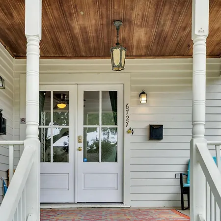 Lakeview Retreat W Neon Accents Holiday home