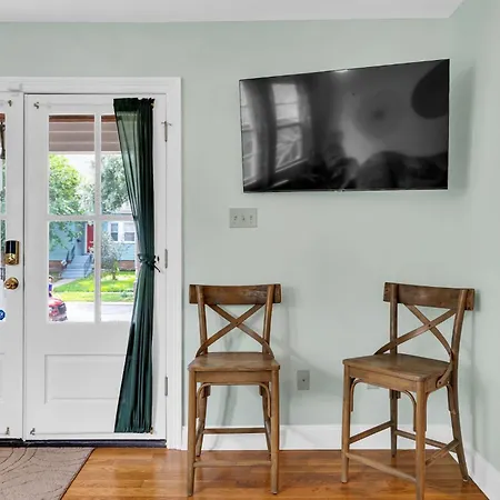 Lakeview Retreat W Neon Accents Holiday home New Orleans