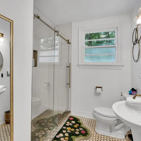 Holiday home Lakeview Retreat W Neon Accents *