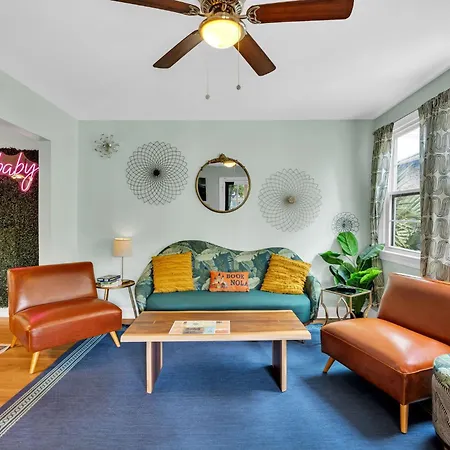 Holiday home Lakeview Retreat W Neon Accents