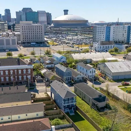 Mid-city Retreat W Superdome Views & Balcony