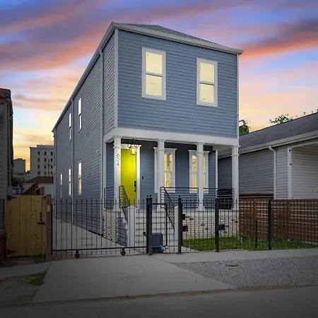 Mid-city Retreat W Superdome Views & Balcony Holiday home