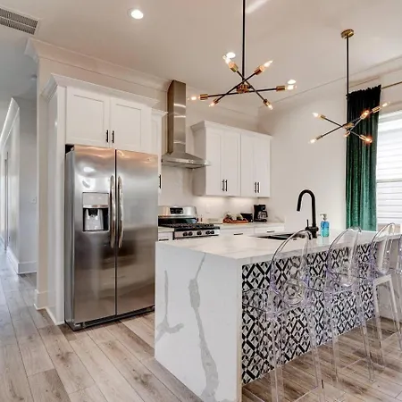 Mid-city Retreat W Superdome Views & Balcony Holiday home *