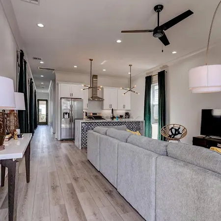 Mid-city Retreat W Superdome Views & Balcony