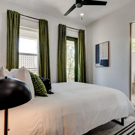 Mid-city Retreat W Superdome Views & Balcony Holiday home