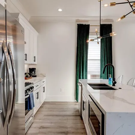 Holiday home Mid-city Retreat W Superdome Views & Balcony *