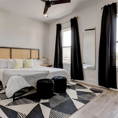 Mid-city Retreat W Superdome Views & Balcony Holiday home