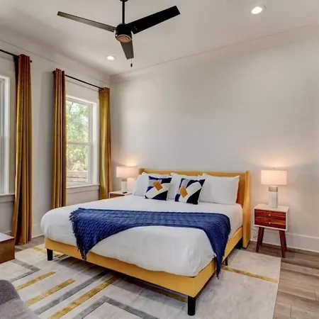 Mid-city Retreat W Superdome Views & Balcony Holiday home