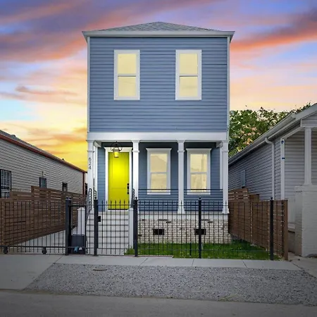 Holiday home Mid-city Retreat W Superdome Views & Balcony *