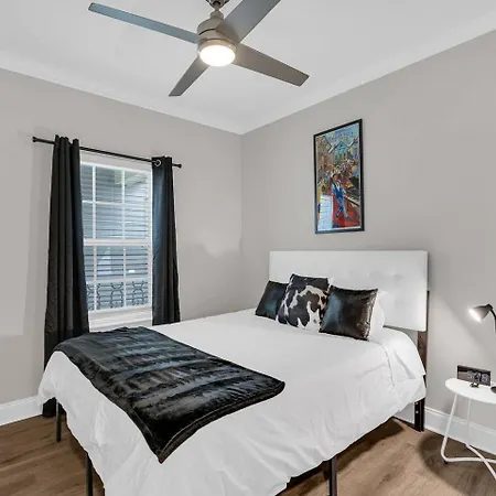 Spacious 3br W Fenced Backyard New Orleans