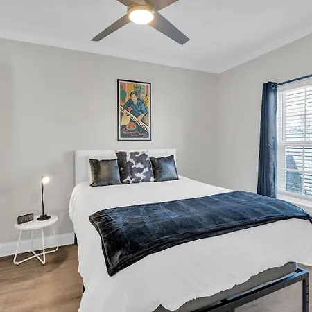 Spacious 3br W Fenced Backyard Holiday home New Orleans
