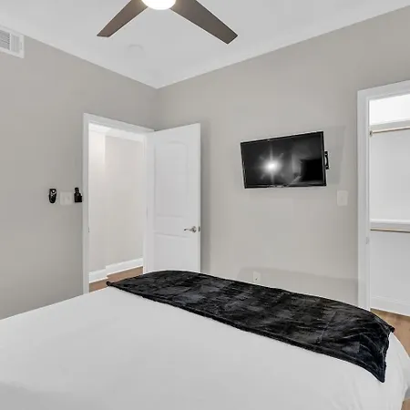 Spacious 3br W Fenced Backyard * New Orleans