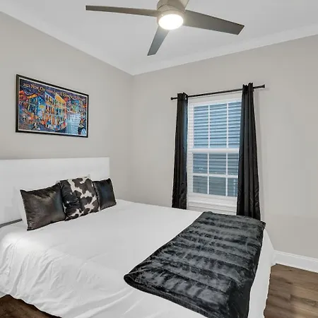 Spacious 3br W Fenced Backyard * New Orleans