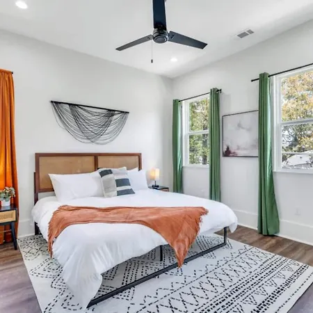 Spacious 5br W Fire Pit, Balcony & Backyard Oasis *