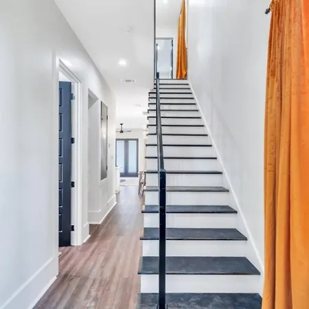 Spacious 5br W Fire Pit, Balcony & Backyard Oasis *