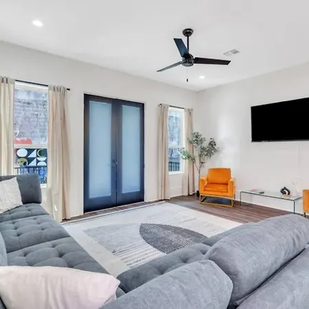 Spacious 5br W Fire Pit, Balcony & Backyard Oasis