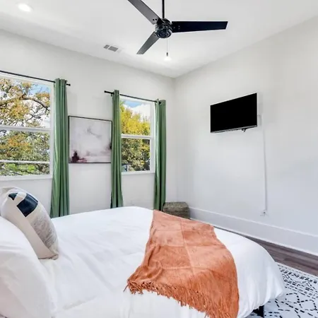 Spacious 5br W Fire Pit, Balcony & Backyard Oasis