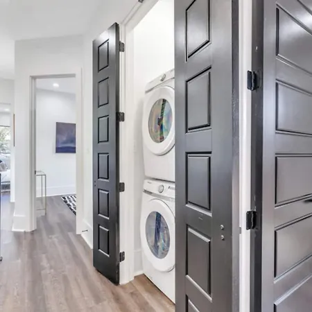Spacious 5br W Fire Pit, Balcony & Backyard Oasis Holiday home New Orleans