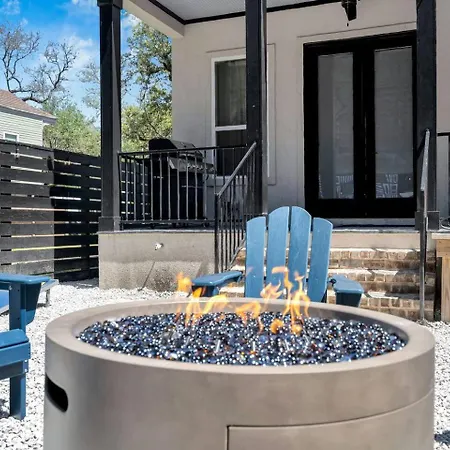 Spacious 5br W Fire Pit, Balcony & Backyard Oasis Holiday home *