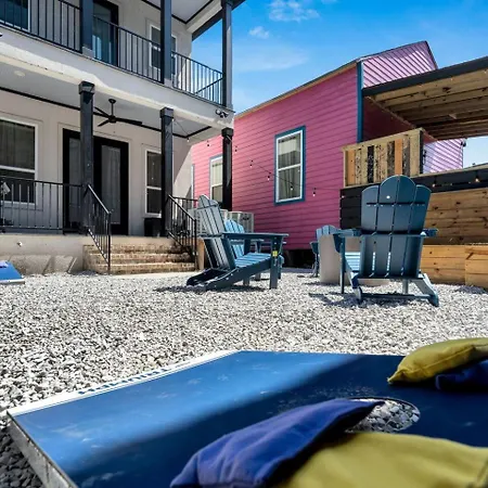 Spacious 5br W Fire Pit, Balcony & Backyard Oasis Holiday home New Orleans
