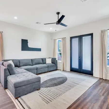 Holiday home Spacious 5br W Fire Pit, Balcony & Backyard Oasis New Orleans