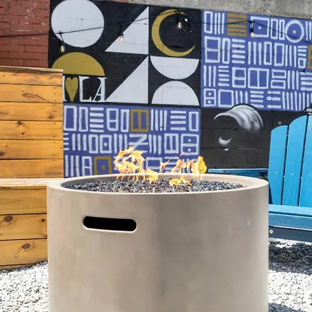 Spacious 5br W Fire Pit, Balcony & Backyard Oasis Holiday home