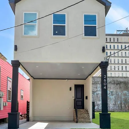 Spacious 5br W Fire Pit, Balcony & Backyard Oasis *