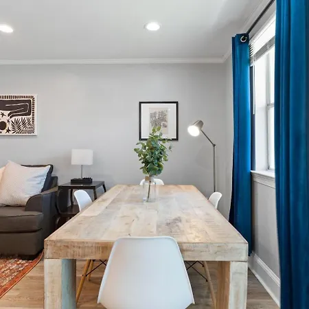 Sunny Retreat W Balcony Steps From French Quarter Holiday home *