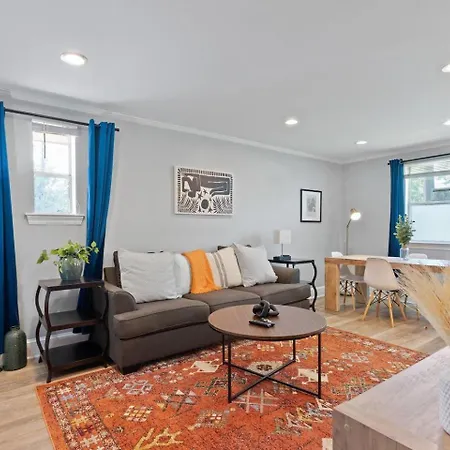 Sunny Retreat W Balcony Steps From French Quarter Holiday home