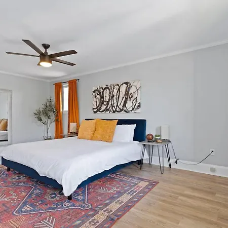 Sunny Retreat W Balcony Steps From French Quarter Holiday home *