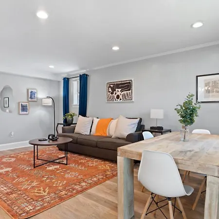 Sunny Retreat W Balcony Steps From French Quarter *
