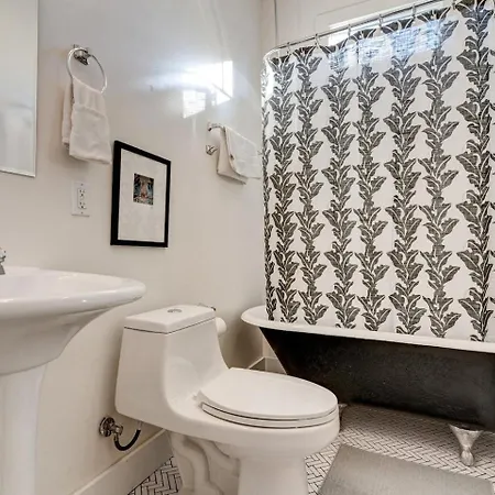 Uptown Retreat - 3br & Chef's Kitchen