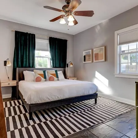 Uptown Retreat - 3br & Chef's Kitchen Holiday home