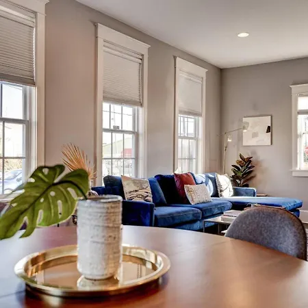 Uptown Retreat - 3br & Chef's Kitchen Holiday home