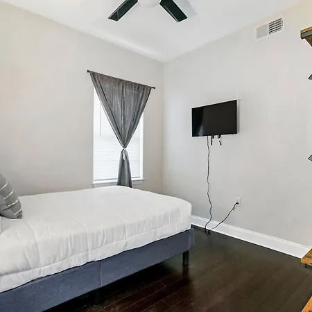 Bed & Breakfast Luxury 3-bedroom Oasis With Open Living Space & Designer Touches New Orleans