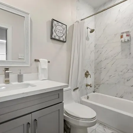Luxury 3-bedroom Oasis With Open Living Space & Designer Touches Bed & Breakfast 4*