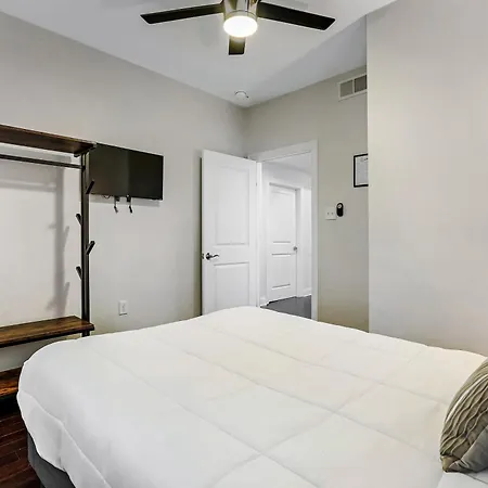 Bed & Breakfast Luxury 3-bedroom Oasis With Open Living Space & Designer Touches