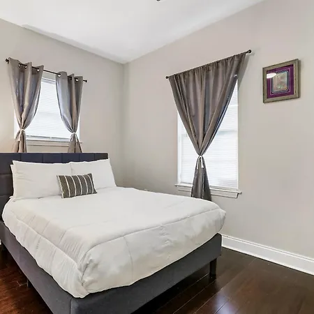 Luxury 3-bedroom Oasis With Open Living Space & Designer Touches 4* New Orleans