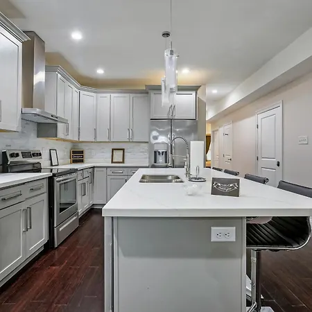 Luxury 3-bedroom Oasis With Open Living Space & Designer Touches 4* New Orleans