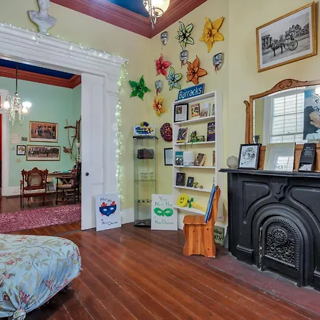 Bed & Breakfast Bright Retreat W Private Balcony & Garden Views