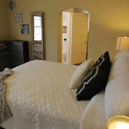 2 Bedroom On Ursulines Avenue,n.orleans Apartment *
