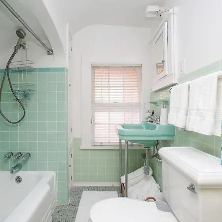 2 Bedroom On Ursulines Avenue,n.orleans Apartment *