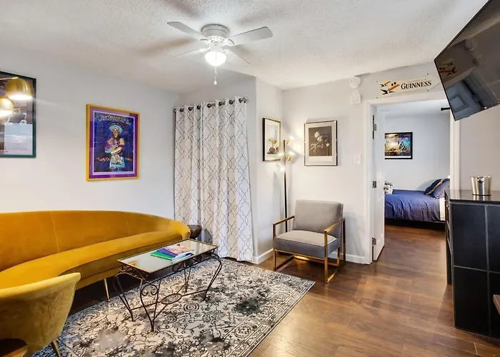 Captivating Conti Hideaway- Mid-City Perfection