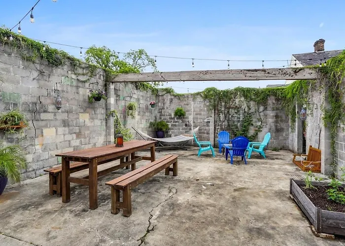 Urban 3 Bedroom Local Art Filled Frenchman Oasis