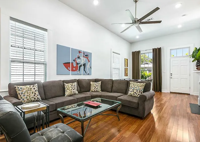 Cozy And Charming House With Luxury Amenities