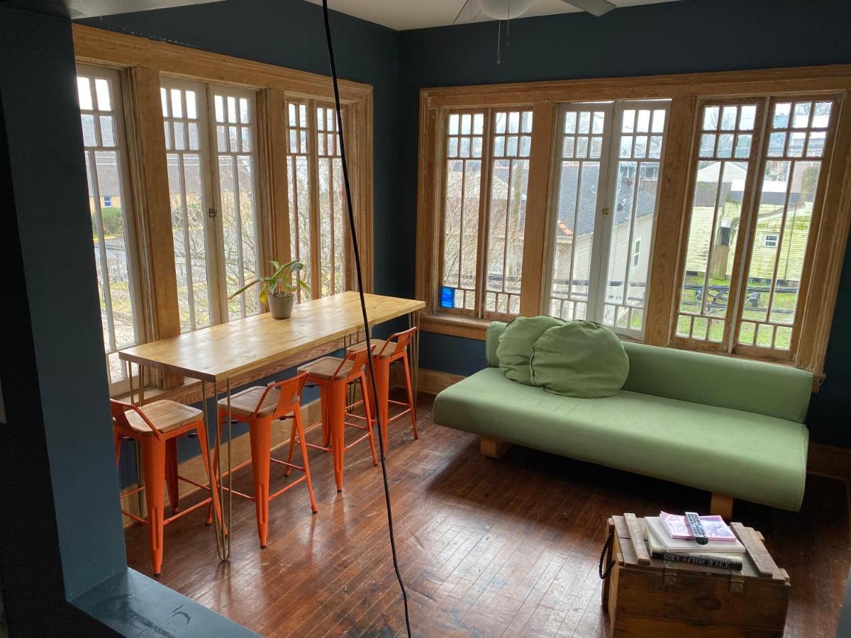 Uptown Treehouse Apartment *