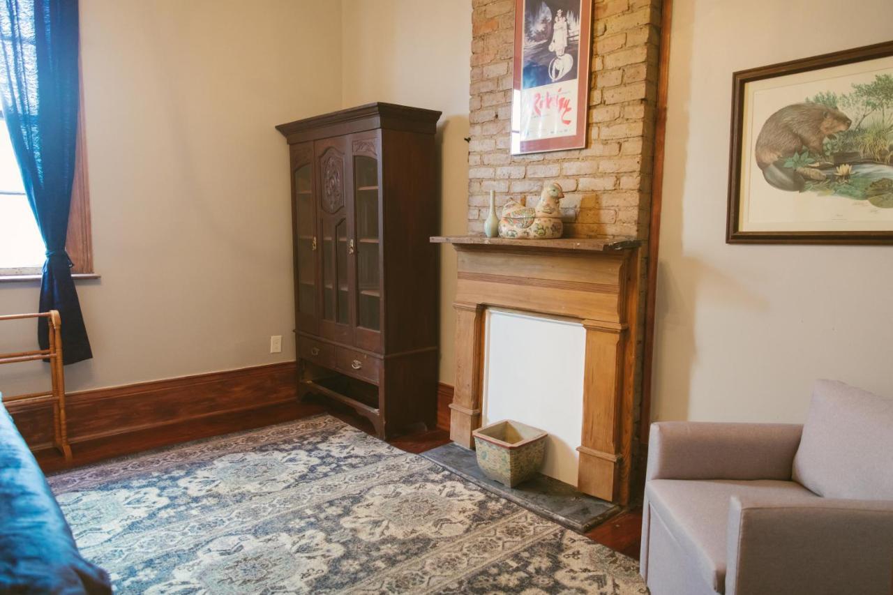 Paused - Miss Ruby's Mid-city Apartment *