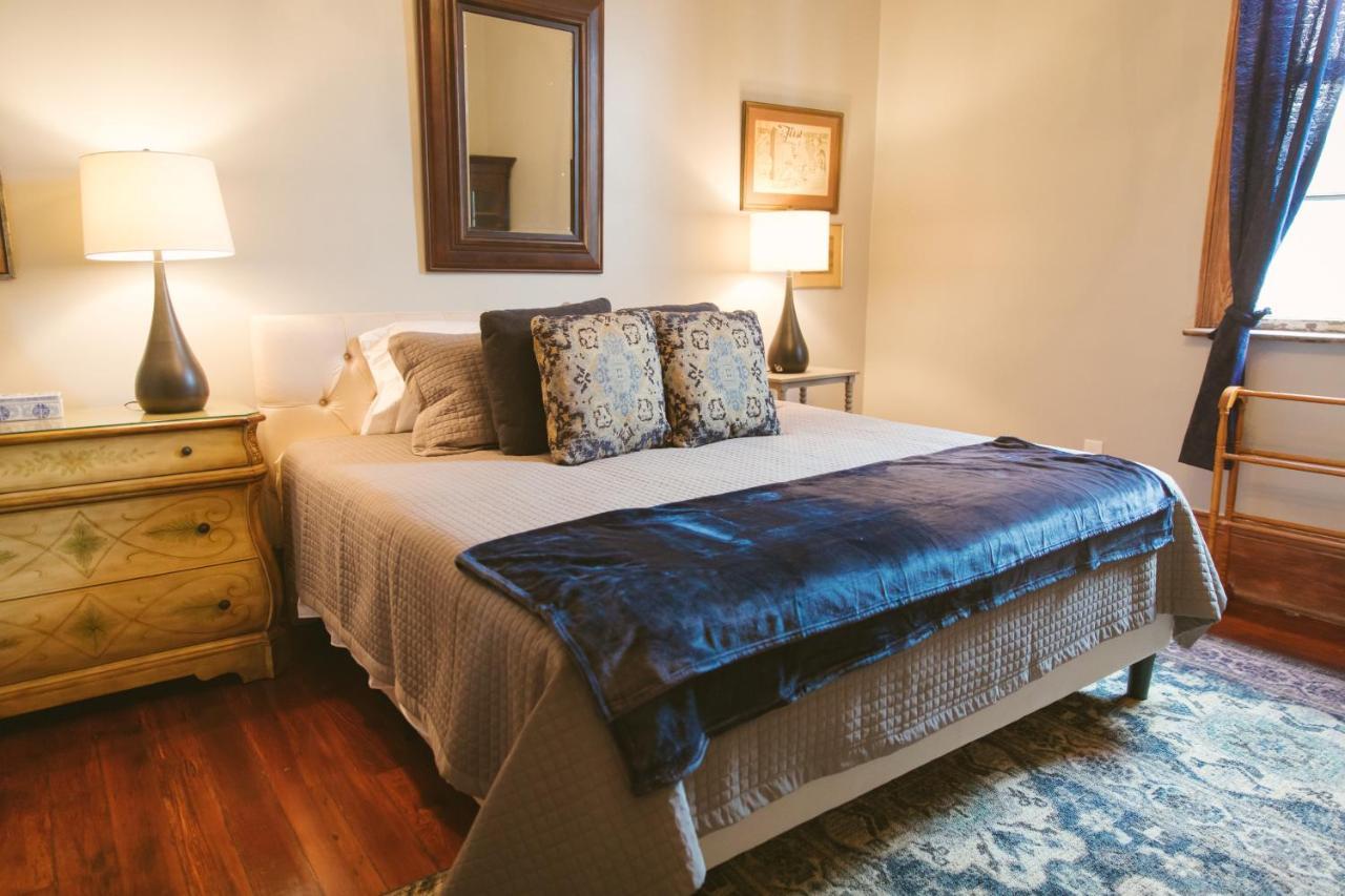 Paused - Miss Ruby's Mid-city Apartment *