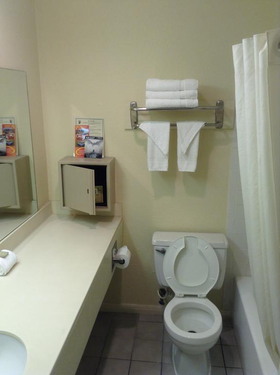 Super 8 By Wyndham New Orleans